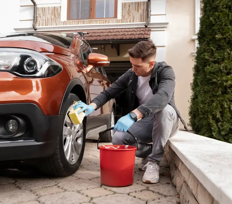 Lavage auto à domicile La Remaudière : professionnel intervenant sur un véhicule